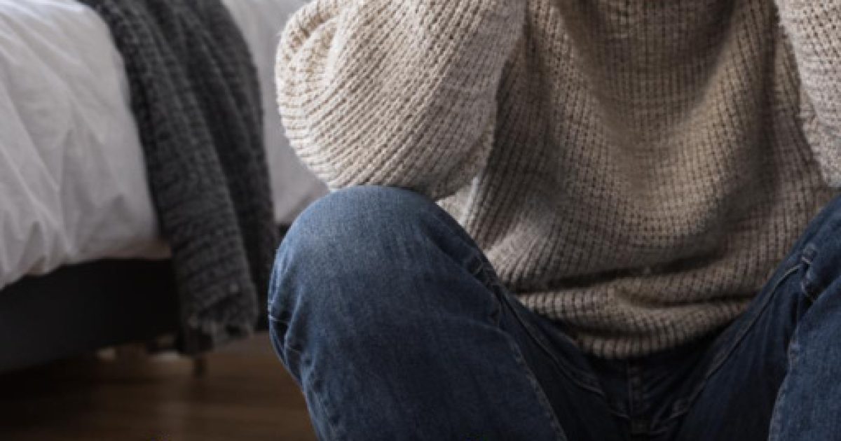 Crise d'angoisse d'un proche : la phrase à ne surtout jamais prononcer (et ce qui aide vraiment)