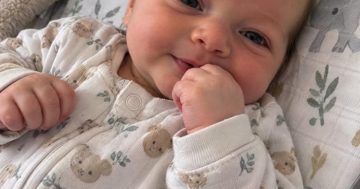 Elle devient mère porteuse pour son frère jumeau : ce qu'il dit en voyant le bébé va tout changer