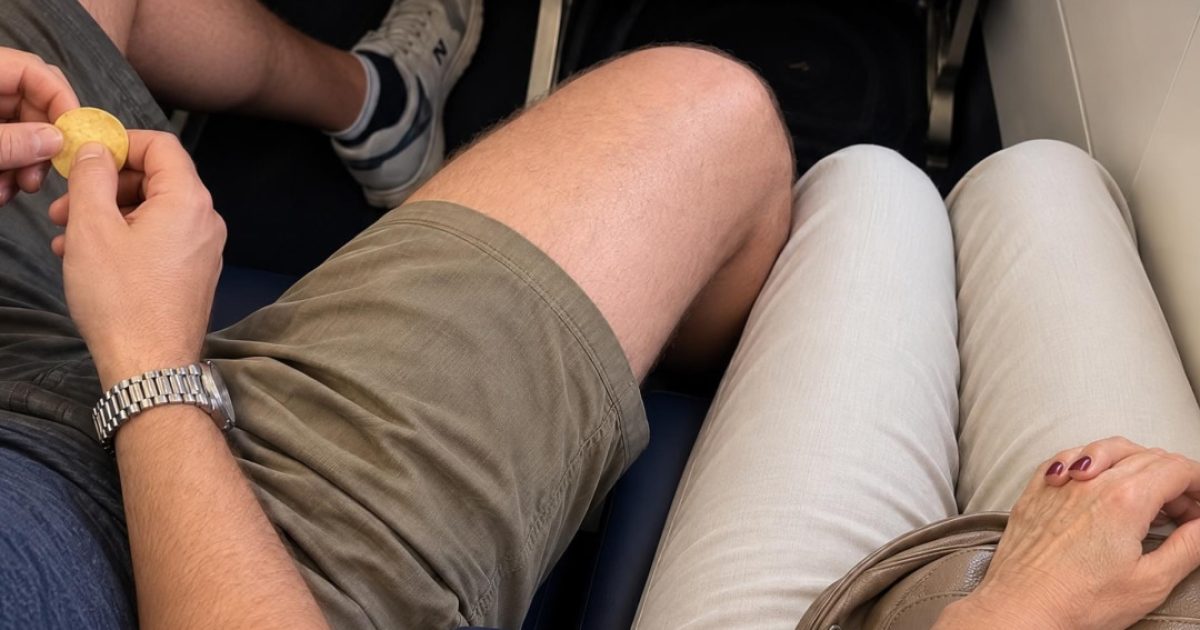 Elle se fait envahir pendant 4 heures dans l'avion : sa réponse calme a cloué le bec à son voisin