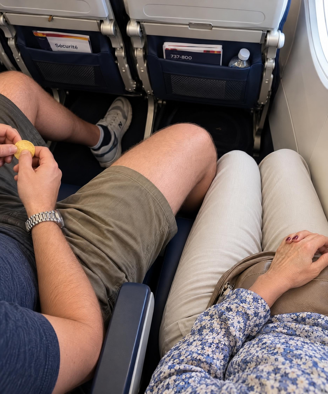 Elle se fait envahir pendant 4 heures dans l'avion : sa réponse calme a cloué le bec à son voisin