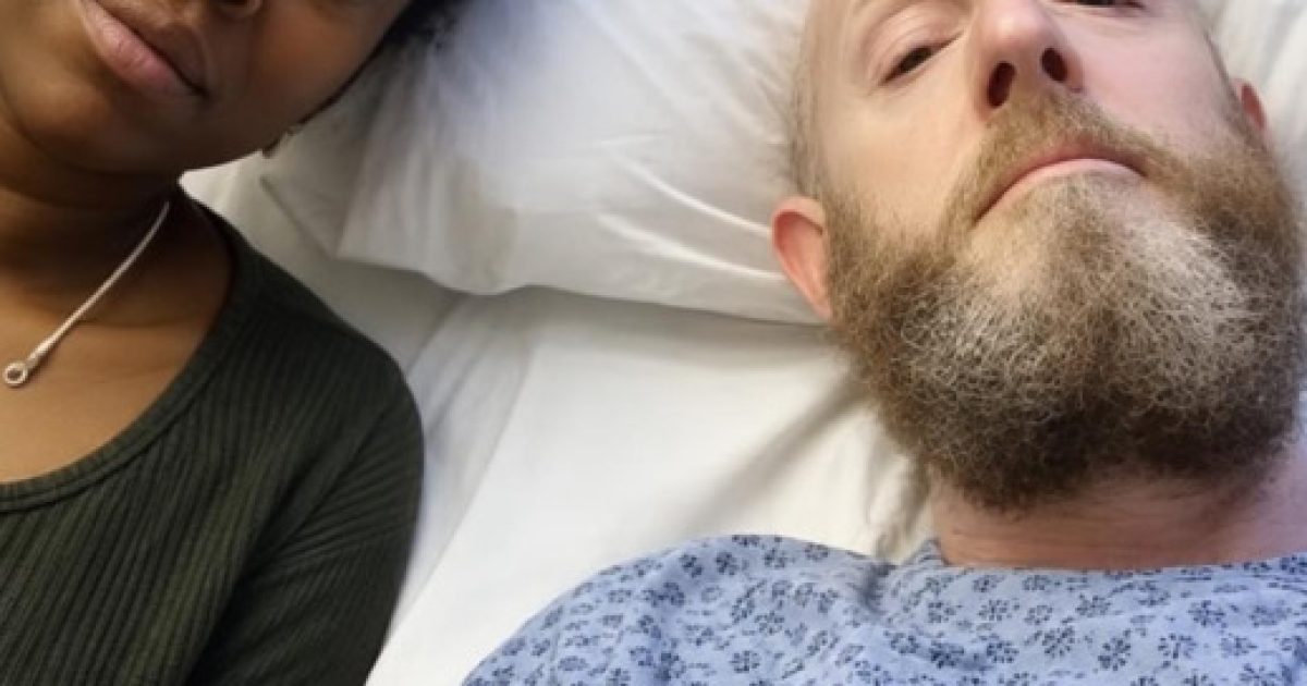 Elle installe une caméra dans la chambre de son mari mourant… et découvre une vérité qui change tout