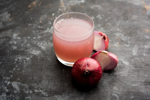 Oignon rouge cru posé sur une planche