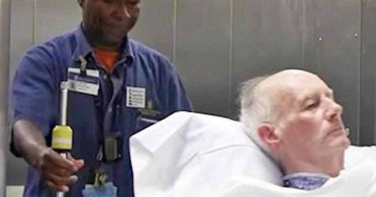 On a demandé à un employer d'hôpital d'emmener le patient dans sa chambre, mais des images de caméra saisissantes ont ensuite provoqué une agitation