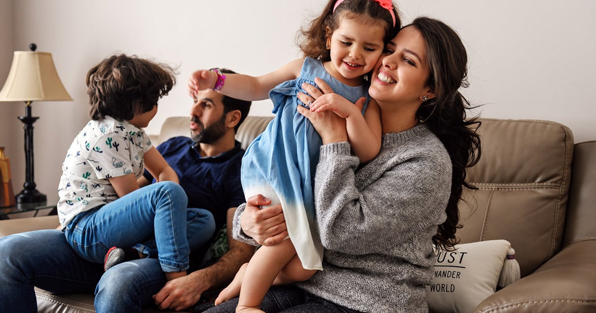 Parents choisissant un prénom pour leur enfant