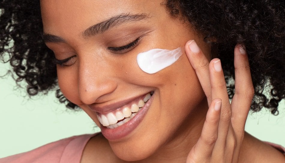 L’ingrédient de cuisine qui pourrait révolutionner votre routine visage : secrets d’une peau rajeunie