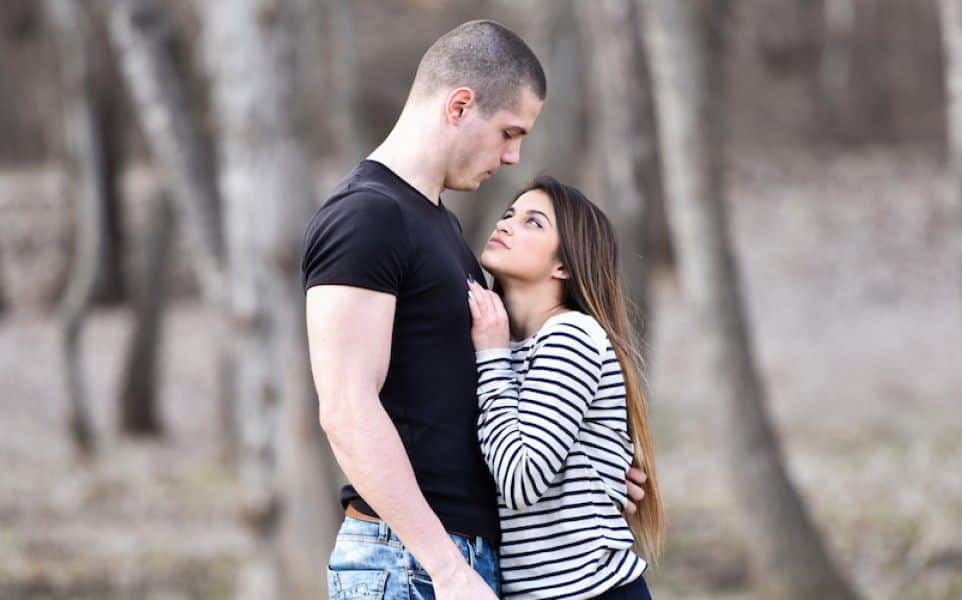 Petites mais irrésistibles : ce qui attire tant les hommes chez les femmes de taille menue