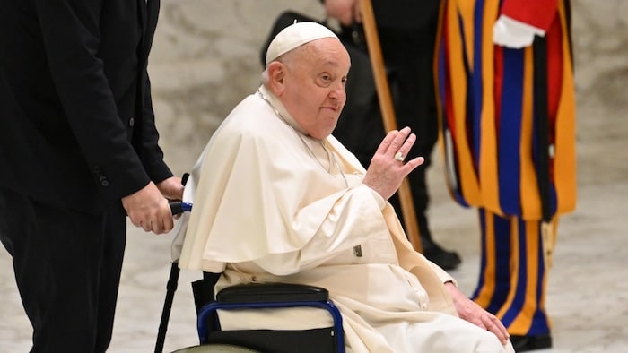 Le pape François en fauteuil roulant