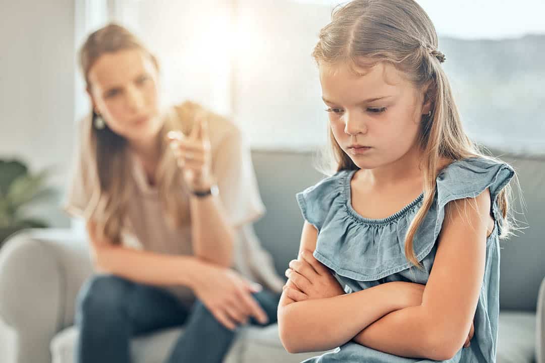 Parent expliquant calmement à son enfant plutôt que de punir