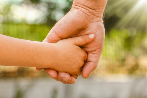 Et si un enfant des rues détenait la clé d’une guérison que la médecine n’avait pu offrir ?