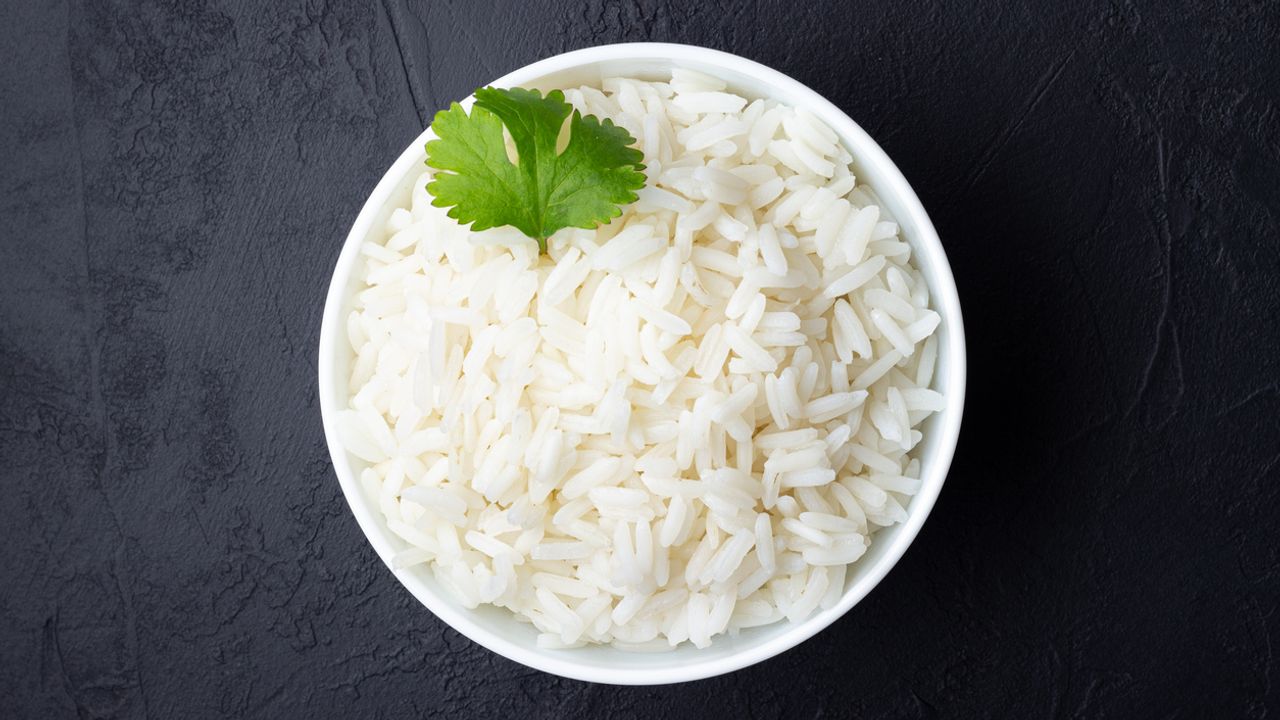 Riz cuit : l’erreur de stockage qui peut transformer votre plat préféré en danger invisible