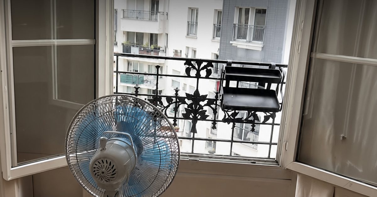 Pendant la canicule, l’emplacement de votre ventilateur peut faire toute la différence. Découvrez pourquoi le placer face à la fenêtre permet de mieux rafraîchir votre intérieur