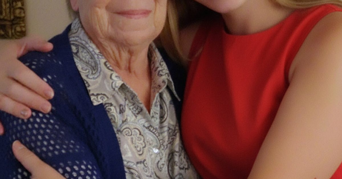 Pendant les funérailles de ma grand-mère, j’ai vu ma mère cacher un paquet dans le cercueil. Je l’ai discrètement pris et j’ai été horrifiée en regardant à l’intérieur