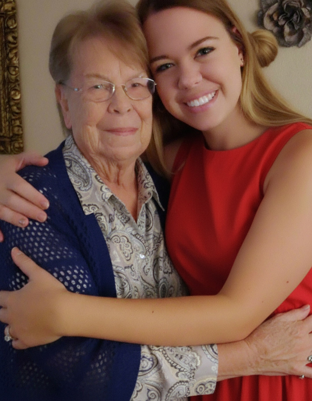 Pendant les funérailles de ma grand-mère, j’ai vu ma mère cacher un paquet dans le cercueil. Je l’ai discrètement pris et j’ai été horrifiée en regardant à l’intérieur
