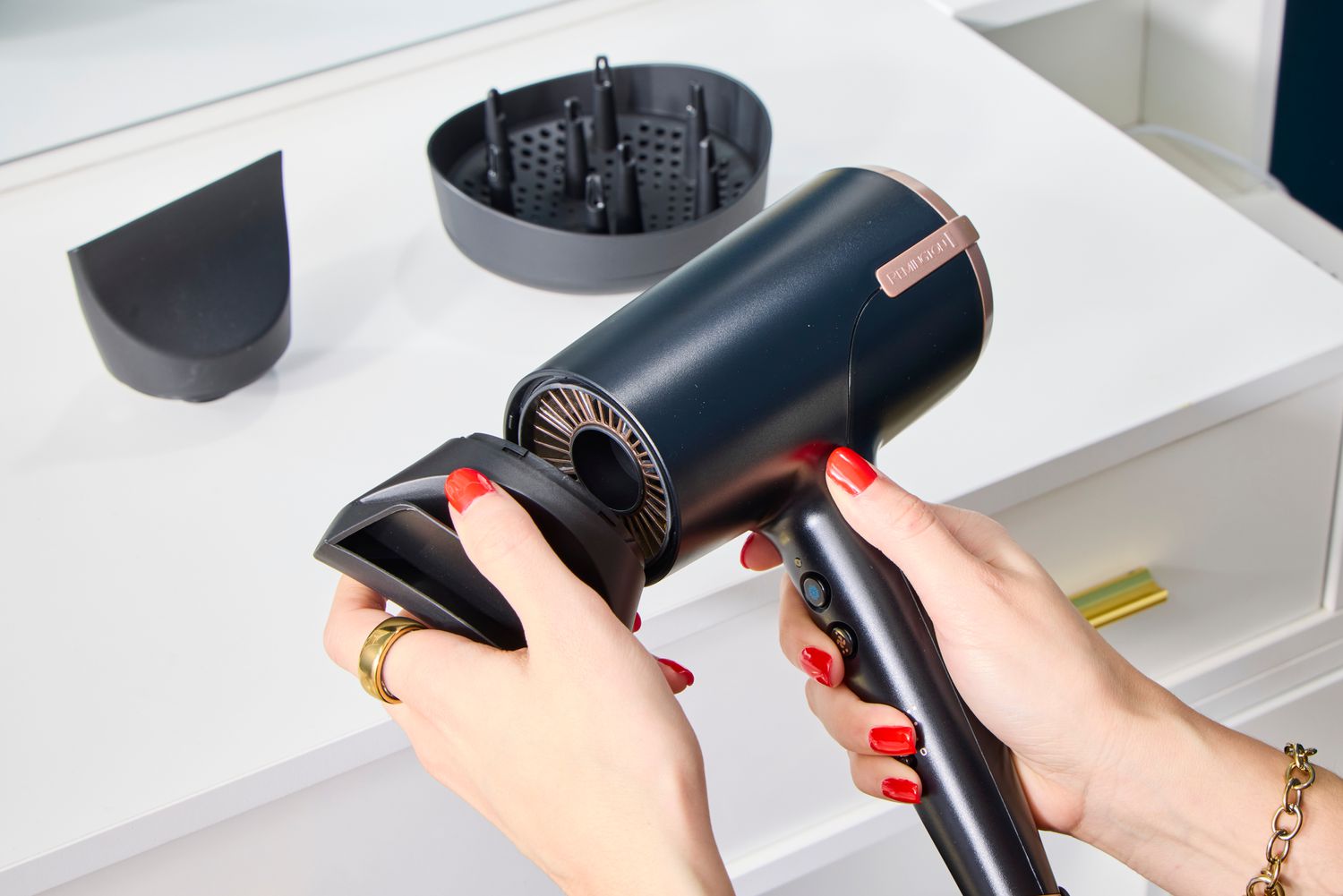 Salle de bain : cette mère panique en découvrant des « vers » sous son tapis, la vérité est surprenante