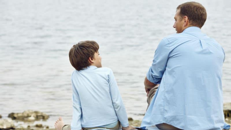 Père parlant avec son fils