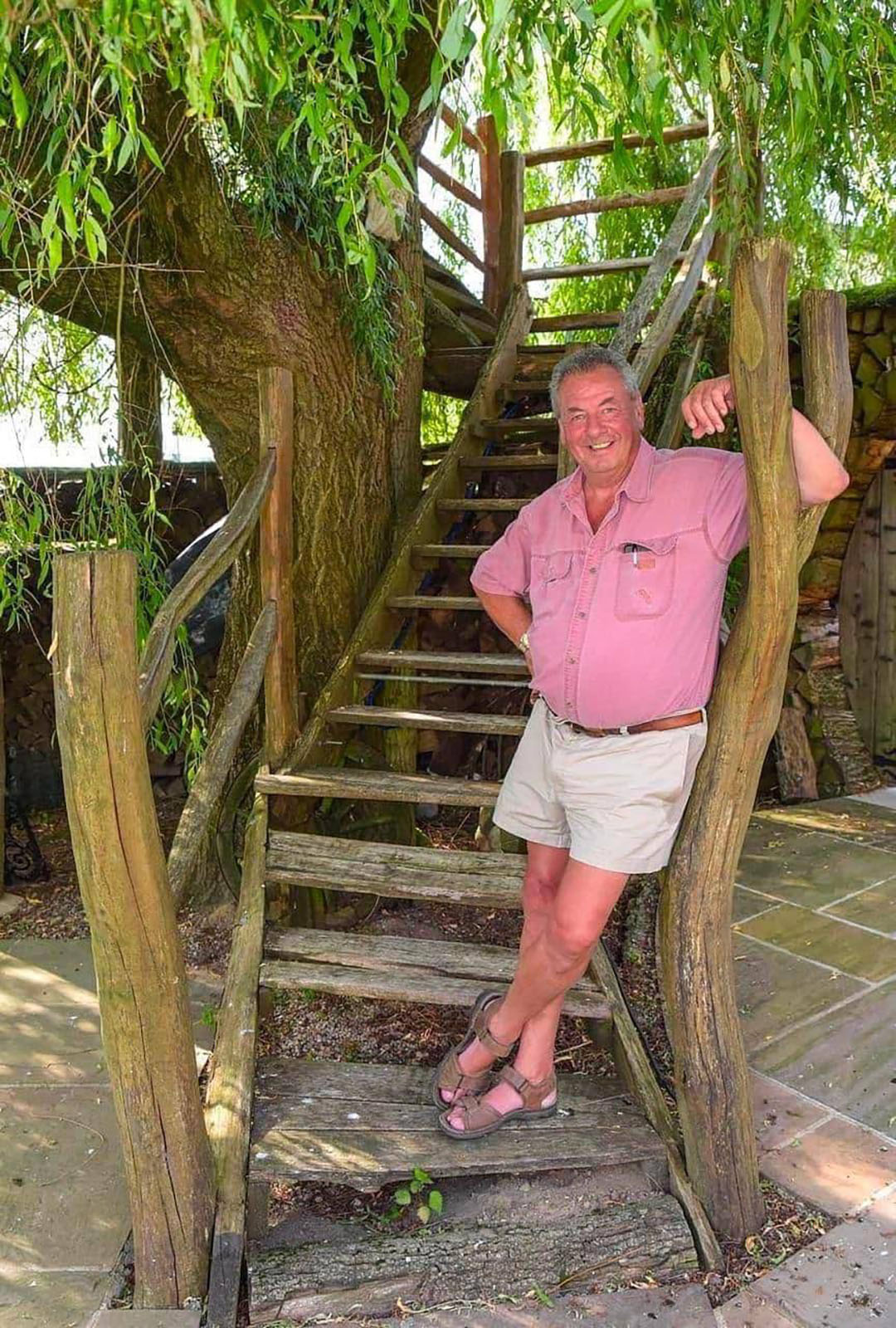 « Personne ne croit que c’est vrai ! » Cet homme ingénieux a construit une cabane dans un arbre et a réalisé le rêve d’enfance de tout le monde.