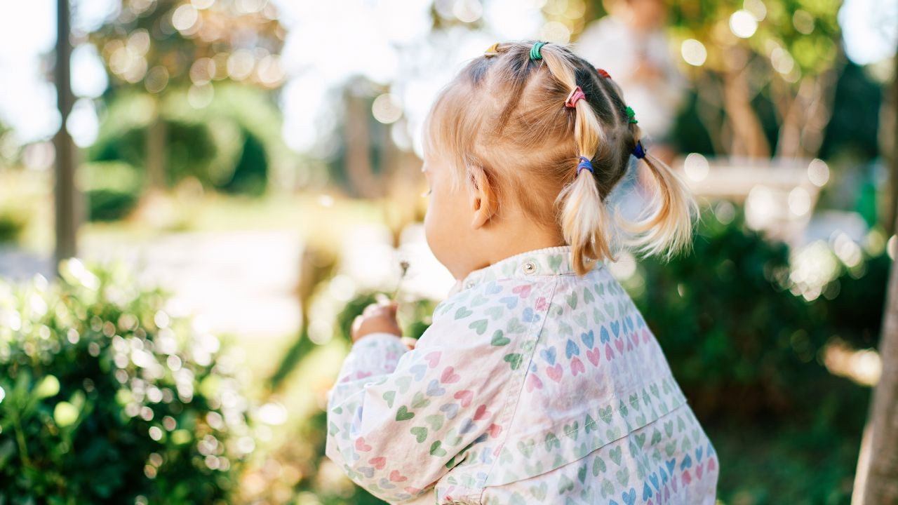Avec sa sonorité française et ses racines latines, le prénom Albane s’impose comme le choix préféré des parents en 2026, selon L’Officiel des prénoms.