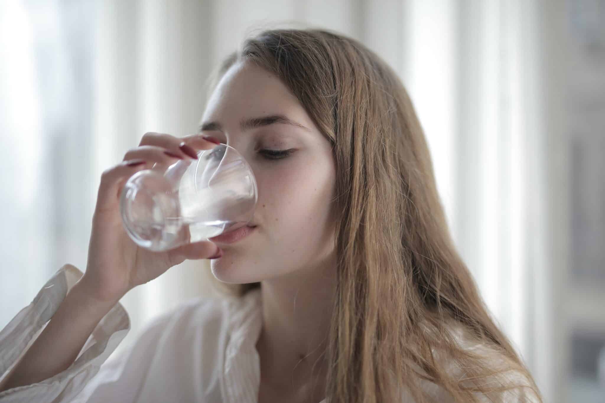 Personne buvant de l'eau