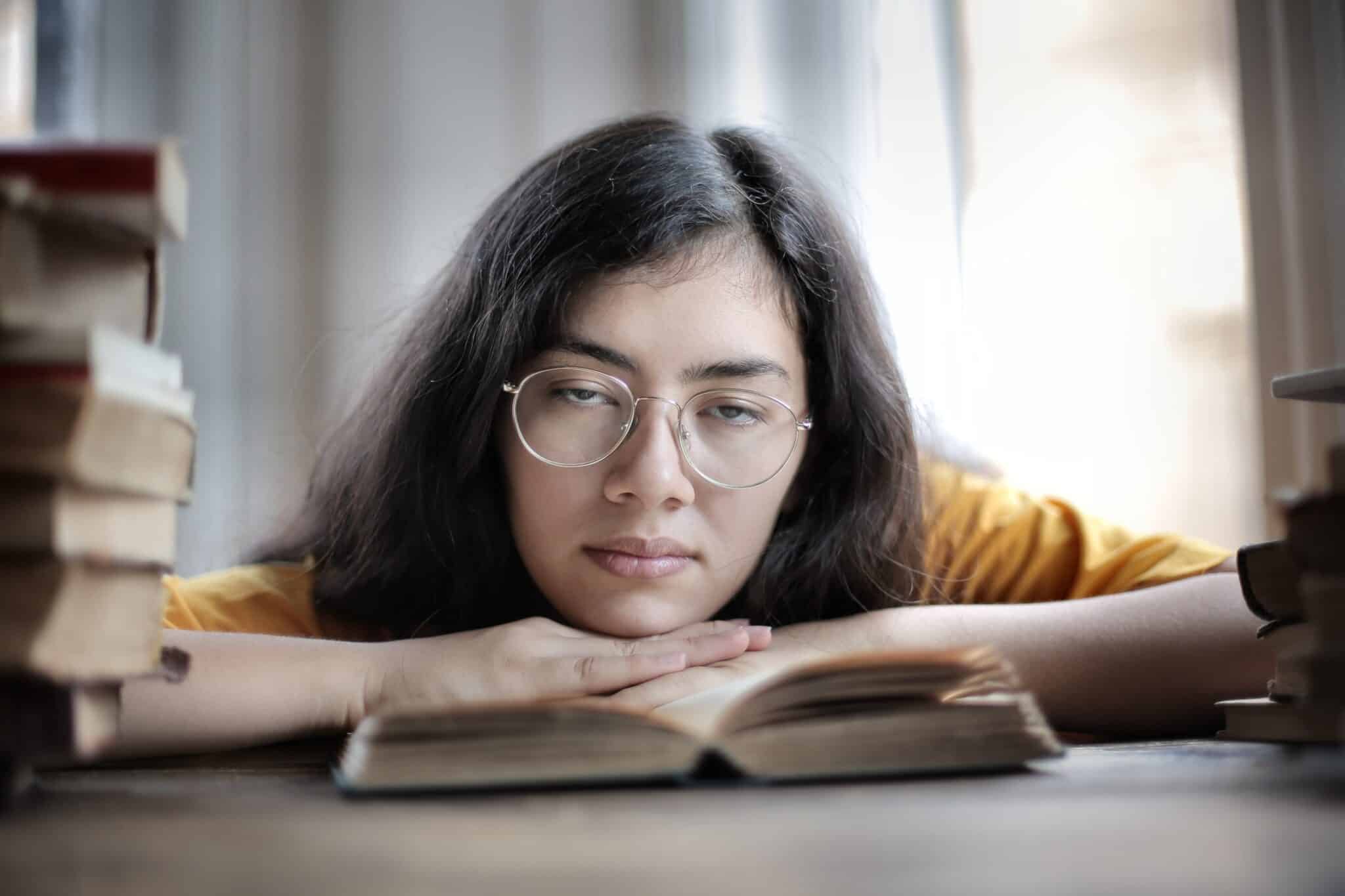 Femme fatiguée sur son lit
