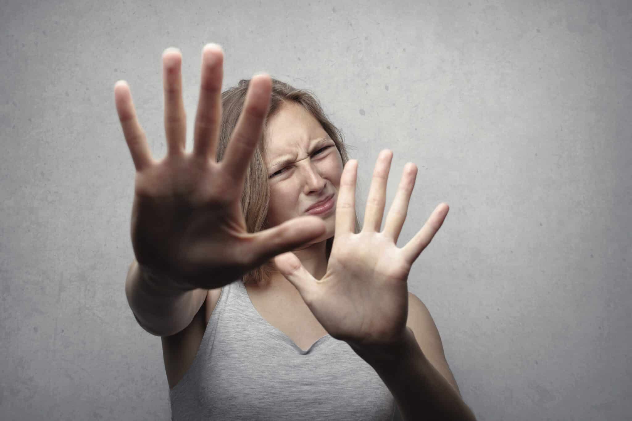 Femme se massant la tête