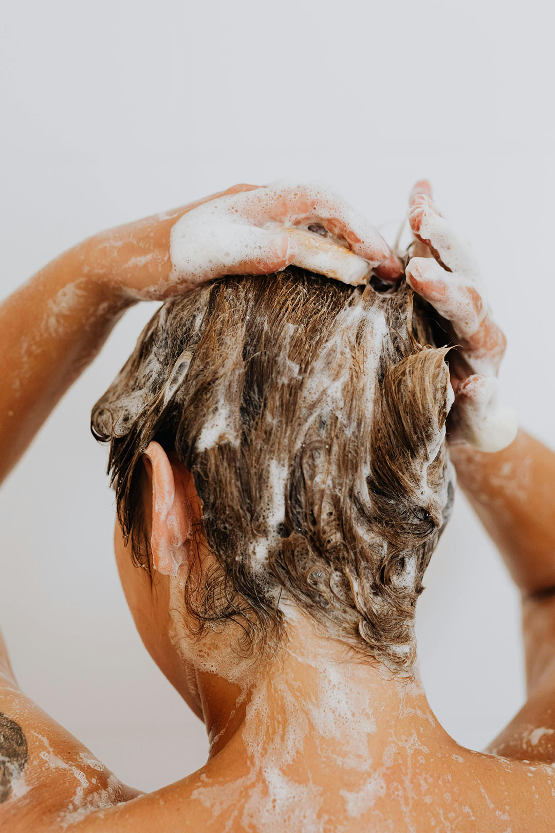 Se laver tous les jours après 65 ans : bonne habitude ou risque caché pour votre peau ?