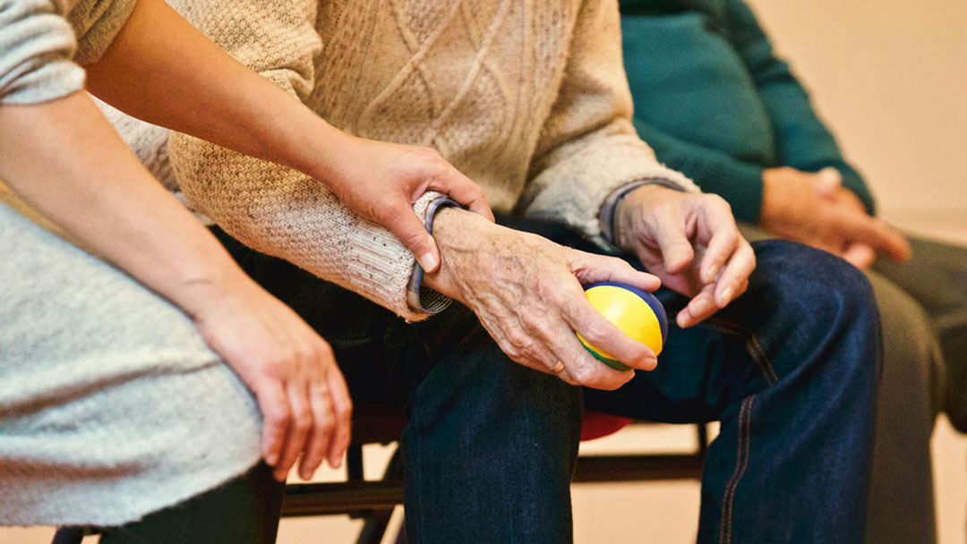 Se laver tous les jours après 65 ans : bonne habitude ou risque caché pour votre peau ?
