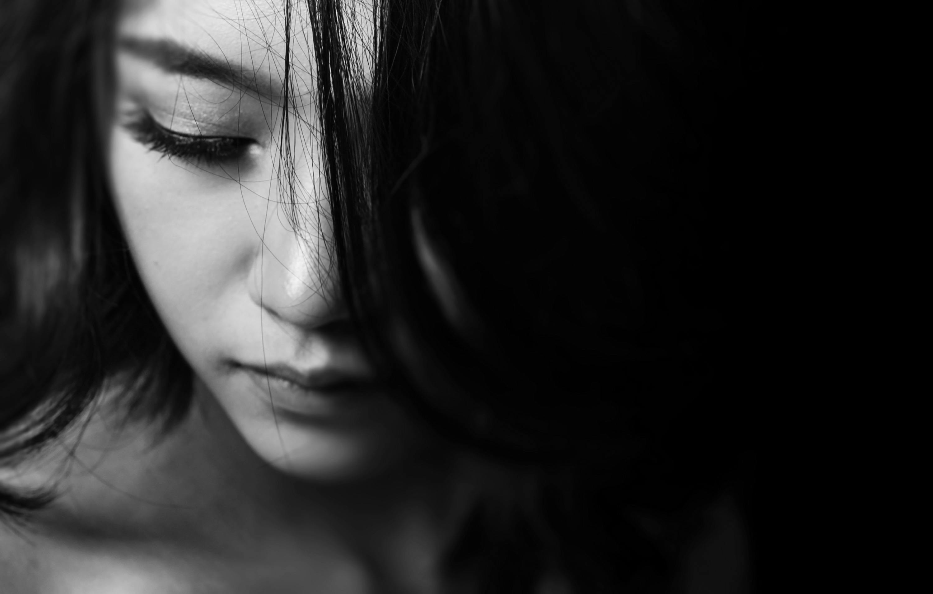 Ce qu’une enveloppe oubliée dans un grenier a révélé après dix années de silence