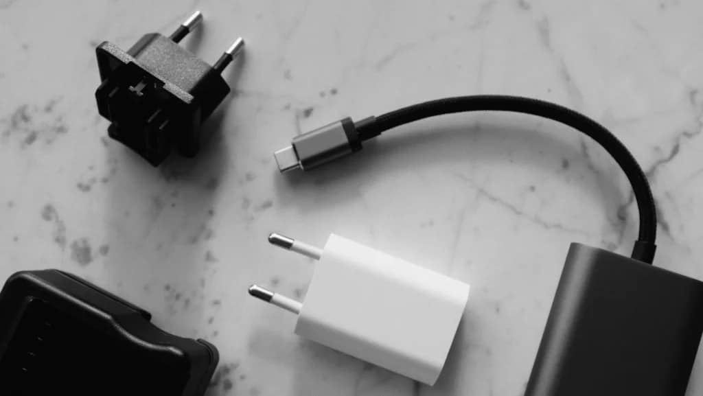 Chargeur de smartphone branché sur une prise murale