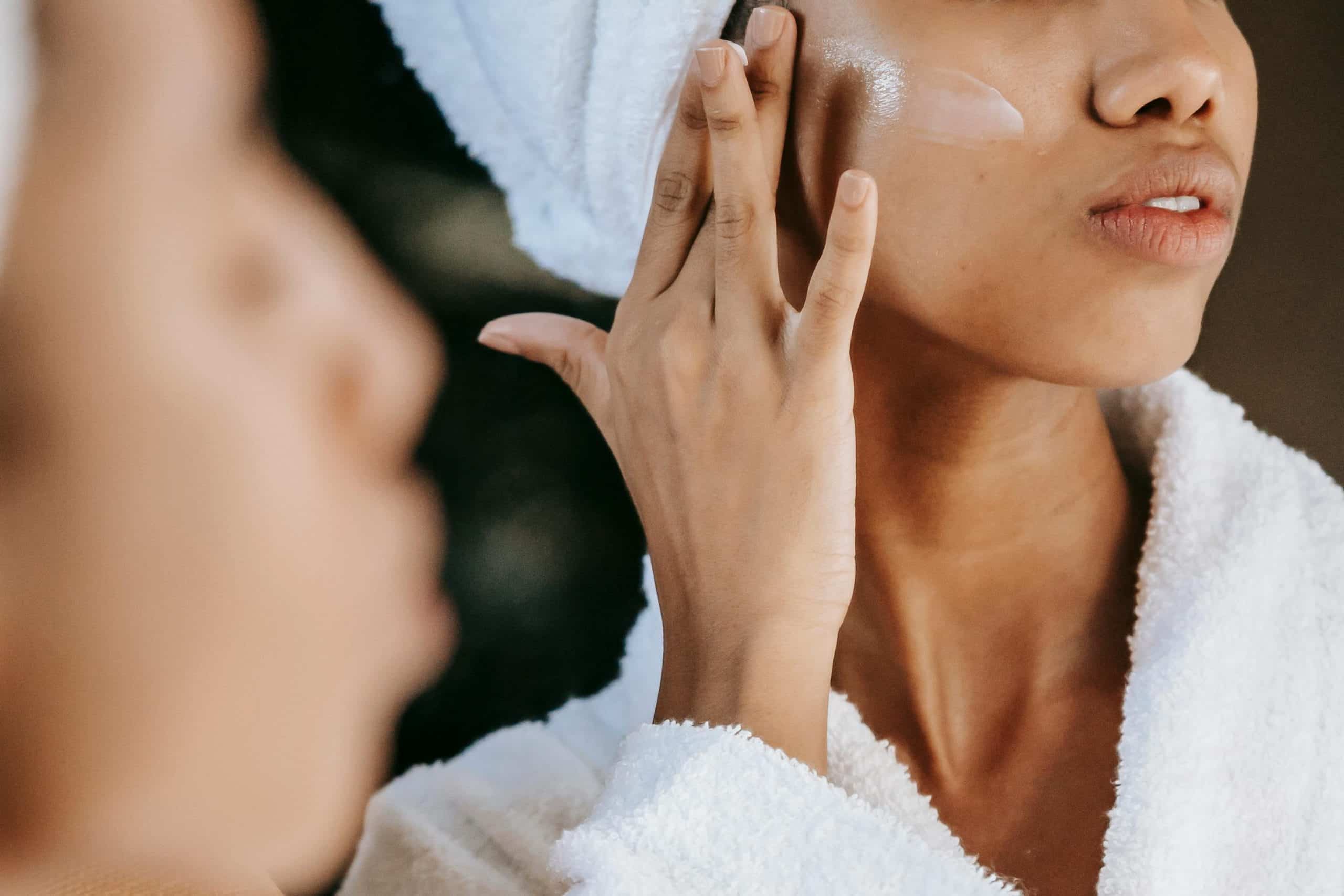 Peau mature : les gestes essentiels pour préserver son éclat et sa vitalité au fil des ans