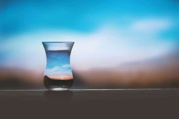 Femme buvant un verre d'eau