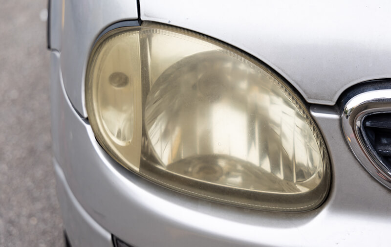 Phares de voiture ternis ? Cette technique de pro les ravive sans dépenser un sou
