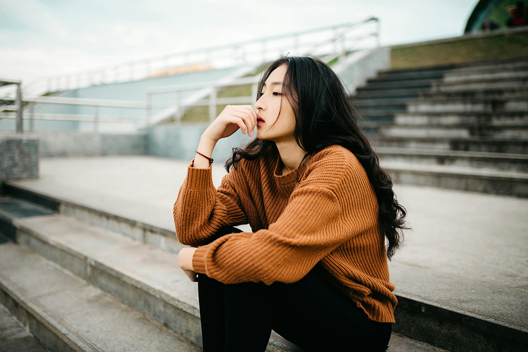 Dix attitudes féminines qui trahissent un besoin d’affection inassouvi