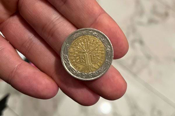 Décrypter la petite pièce trouvée sur le trottoir : hasard ou message de l’univers ?