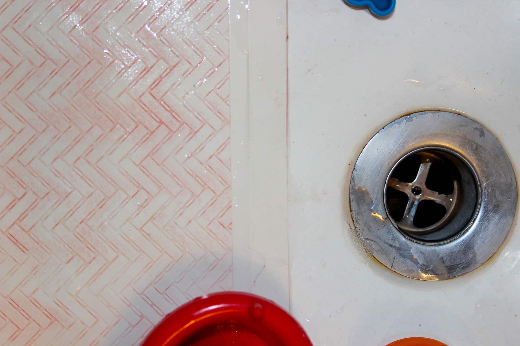 Cette traînée rosée dans votre douche pourrait cacher un danger bien réel, prévient un médecin