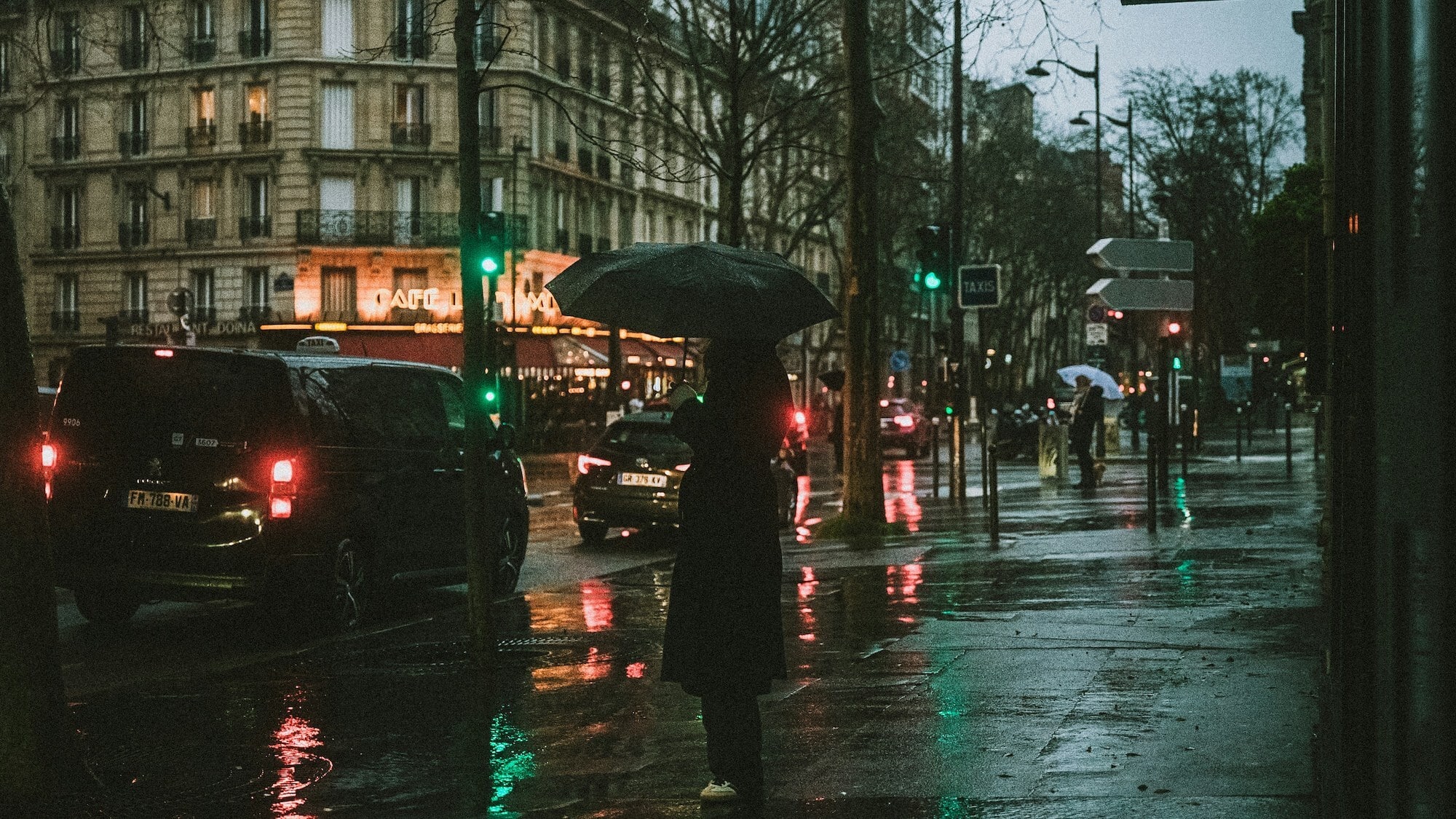 Femme sous la pluie parisienne