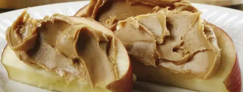 Pommes coupées avec beurre de cacahuète