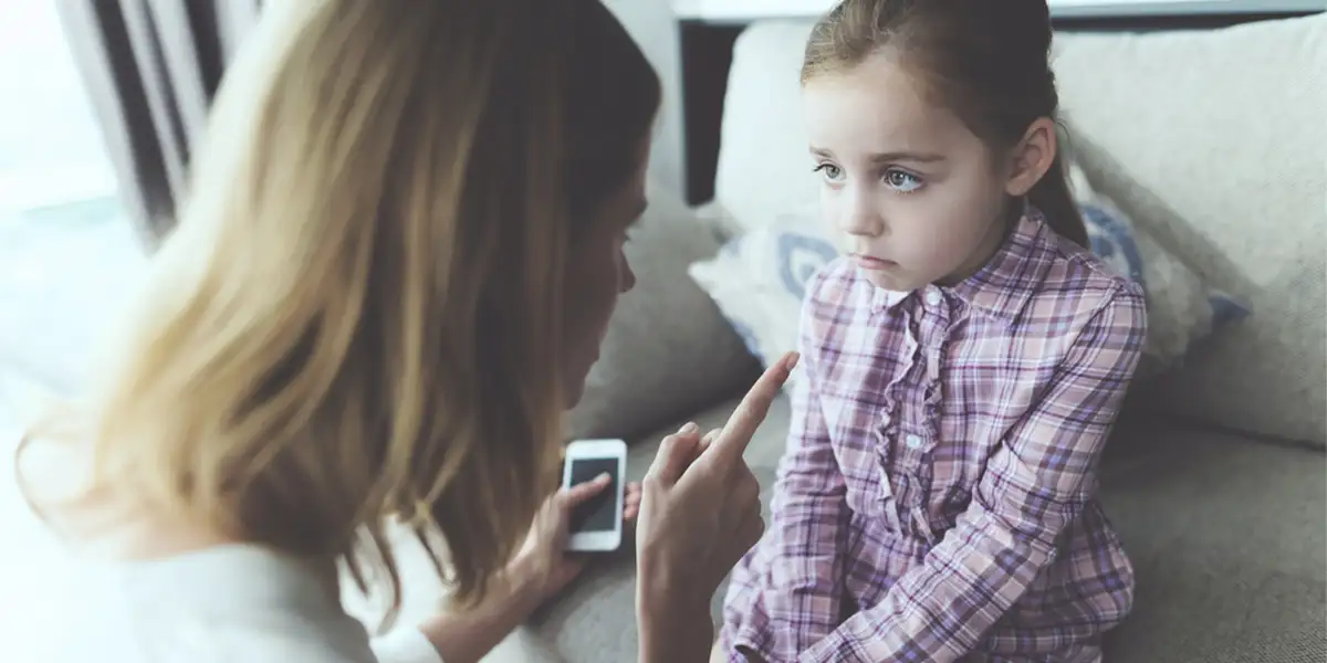 Parent fixant des limites à son enfant