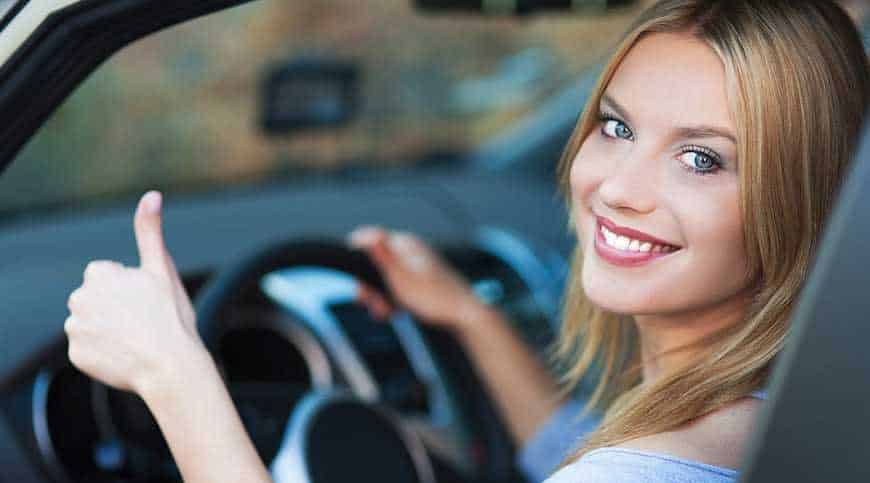 Femme conduisant prudemment
