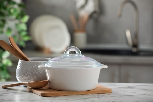 Ustensiles de cuisine en céramique sur table en marbre