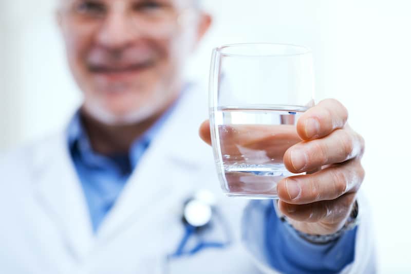Personne buvant de l'eau