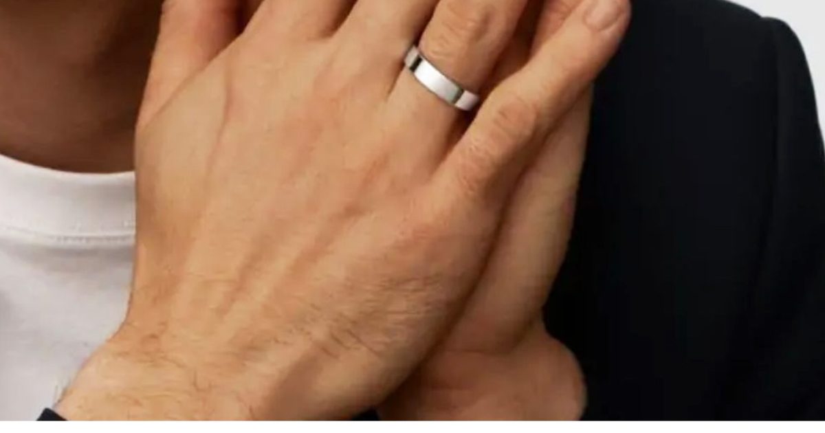 Pourquoi certaines personnes portent-elles une bague à la main droite ?