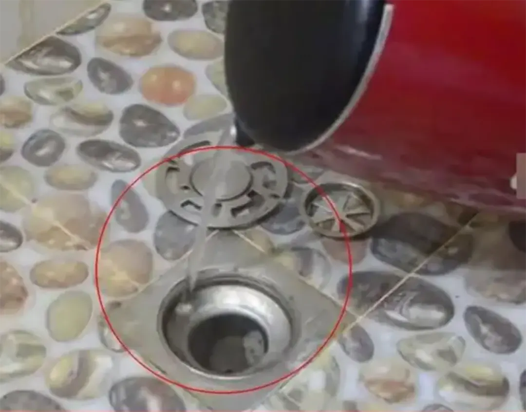 Pourquoi de nombreuses personnes versent-elles de l’eau chaude dans les canalisations ?