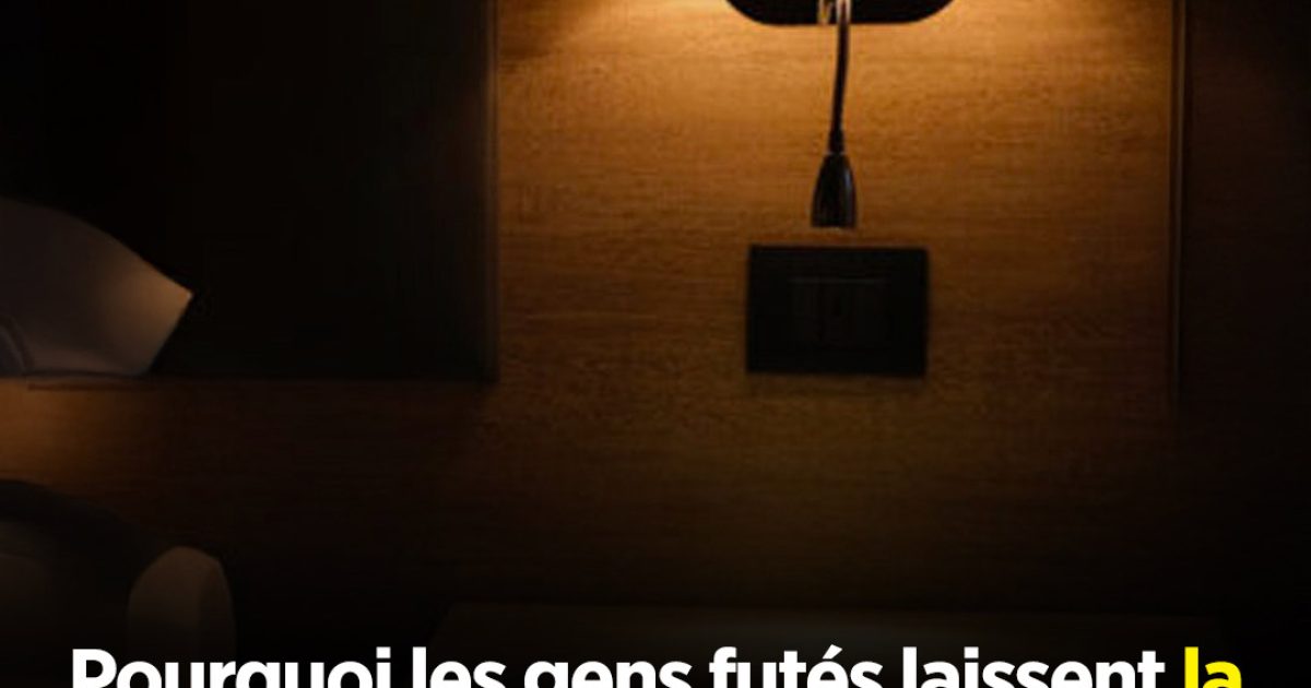 Pourquoi est-il conseillé de laisser la lumière de la salle de bain allumée dans les hôtels, selon les experts