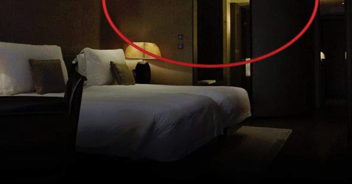 Pourquoi faut-il allumer la lumière de la salle de bain lorsqu’on dort dans un hôtel ?
