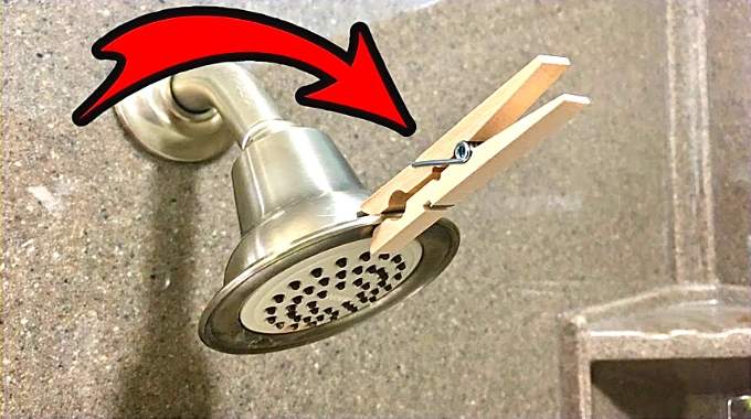 Pince à linge accrochée à une douche