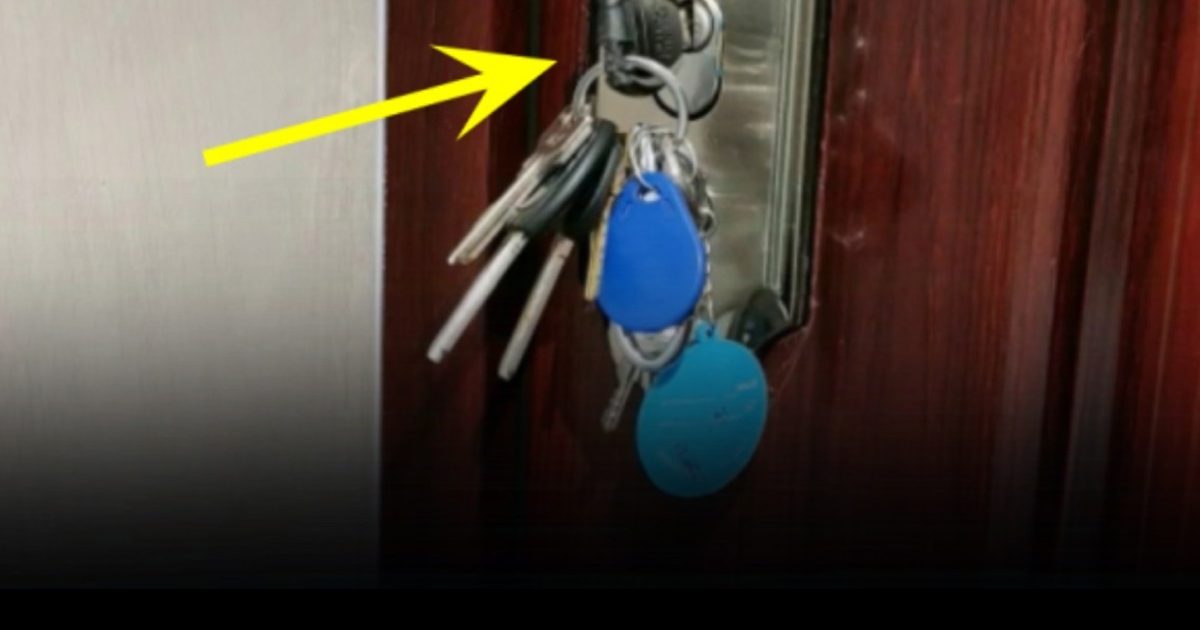 Pourquoi faut-il mettre la clé dans la porte avant d'aller se coucher