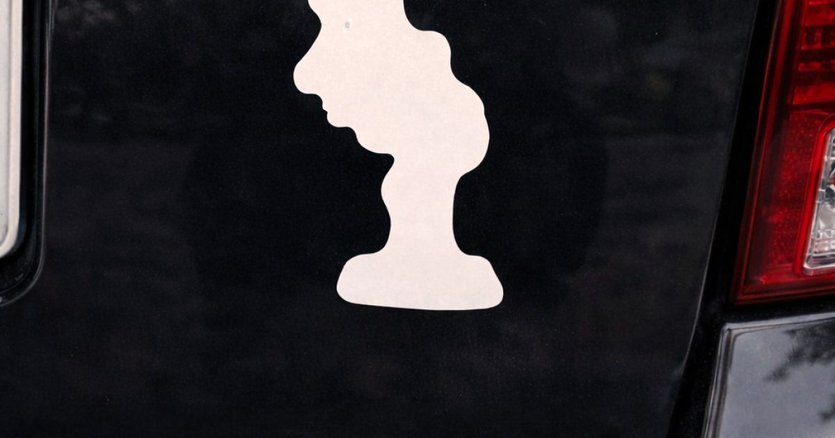 Pourquoi les conducteurs affichent-ils cet autocollant à l’envers sur leur voiture ?