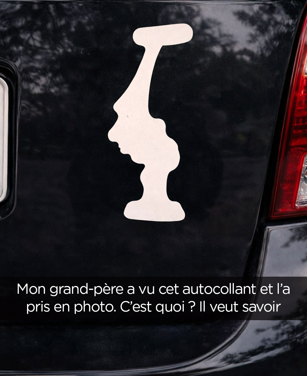 Pourquoi les conducteurs affichent-ils cet autocollant à l’envers sur leur voiture ?