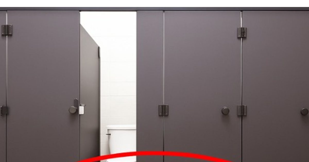 Pourquoi les portes des toilettes publiques ne descendent-elles pas jusqu’au sol ?