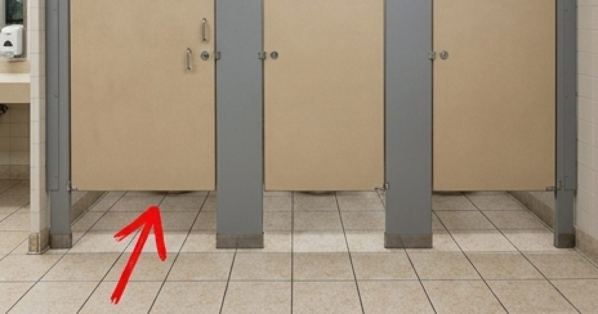 Pourquoi les portes des toilettes publiques ne touchent-elles pas le sol ?